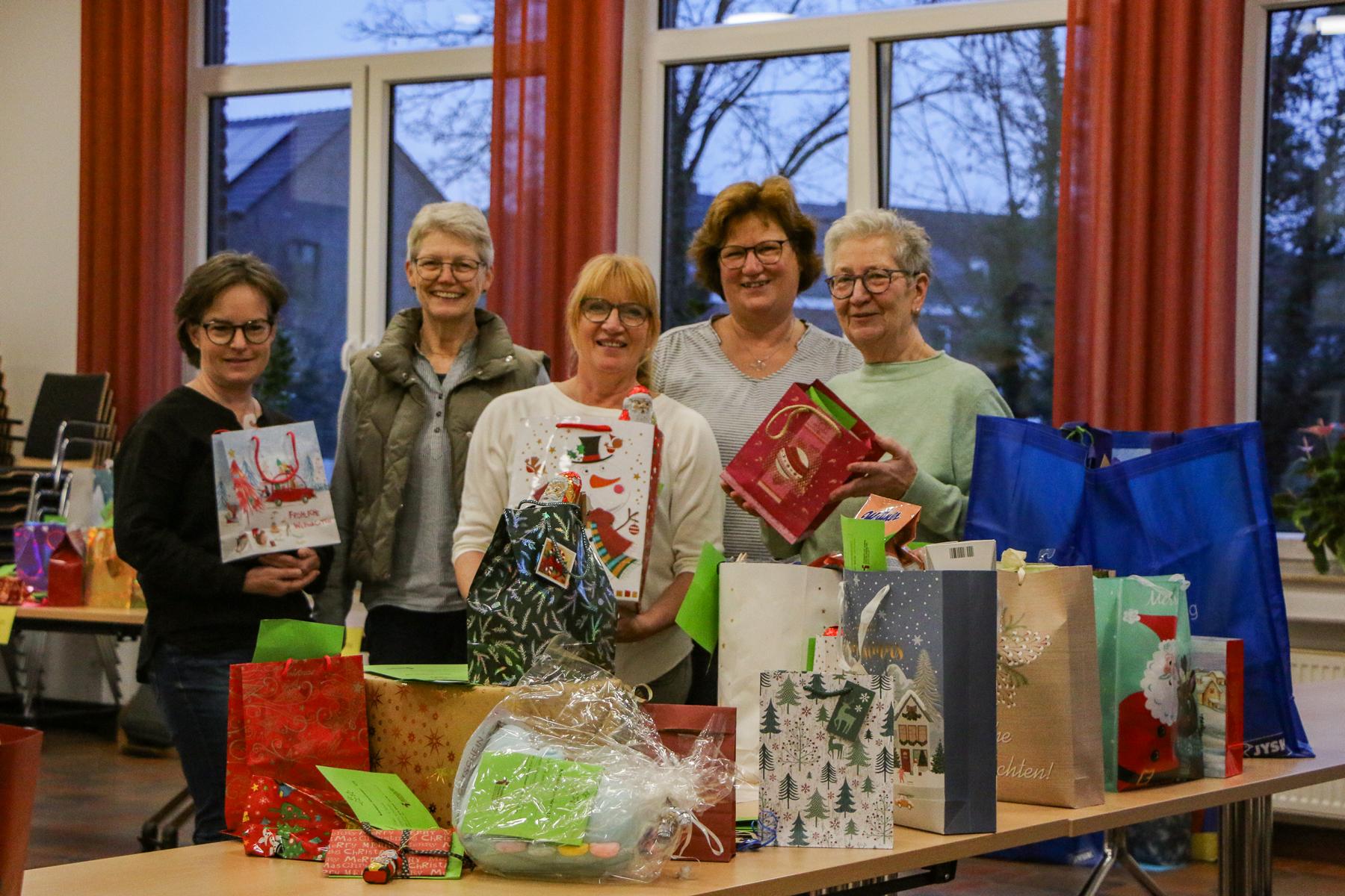 Freuen sich über die Hilfsbereitschaft: Claudia Brüx, Alexa Happe, Regina Kaysers, Monika Koch und Anneliese Deckers vom „Christkind aktiv“-Team Issum-Sevelen