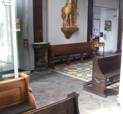 überzählige Bänke, ein Heiliger am ungünstigen Ort, sanierungsbedürftige Weihwasserbehälter