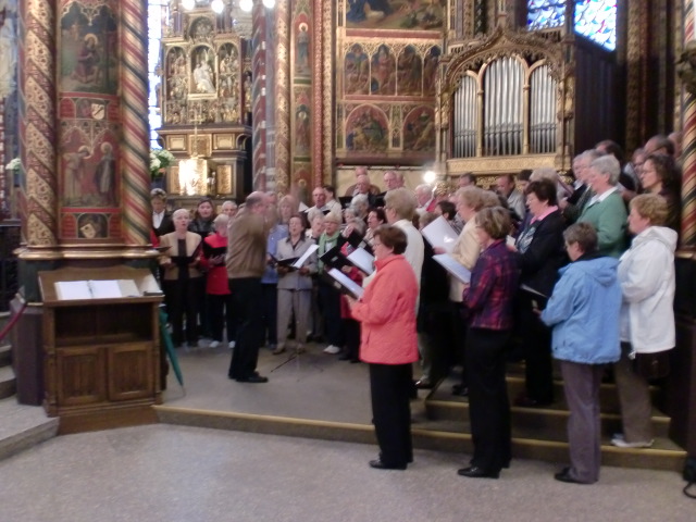 Beide Kirchenchöre singen in der Basilika