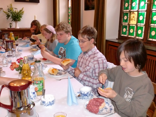 Frühstück für die Messdiener im Priesterhaus