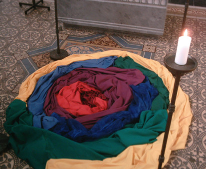 Gestaltete Mitte bei den Rosenkranzandachten in St. Antonius
