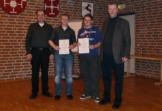 Ordensübergabe an die Fahnenschwenker (vlnr Christoph Baumanns, Jonas Happe, Tim Gilsing, Pfr. Keller)