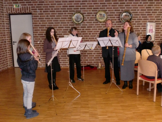 Flötengruppe unter der Leitung von Frau Groß-Heitfeld Flötengruppe unter der Leitung von Frau Groß-Heitfeld