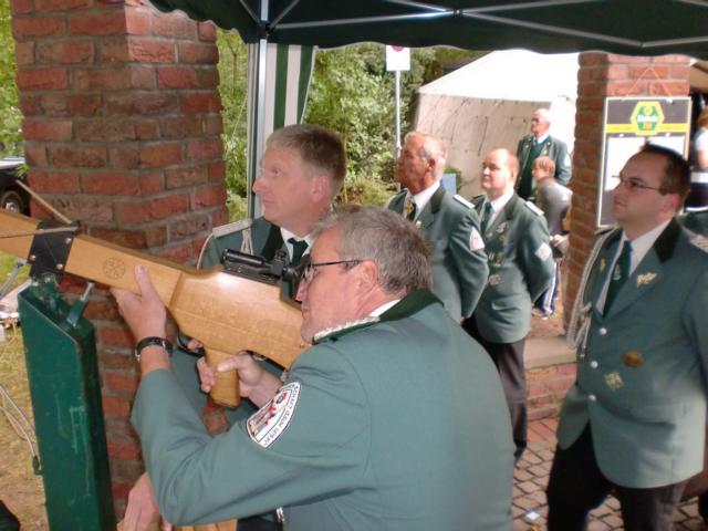 Ehrenschüsse beim Vogelschießen in Issum