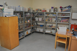 Materialregal im sog. Atelier