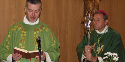 Pfarrer Keller und Weihbischof Theising bei einem Gottesdienst in der Pfarrgemeinde im November 2011