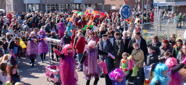 Viele Gäste beim Schubkarrenrennen