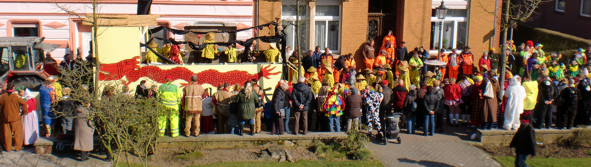 Ein Drache mitten im Dorf ... Ein Drache mitten im Dorf ...