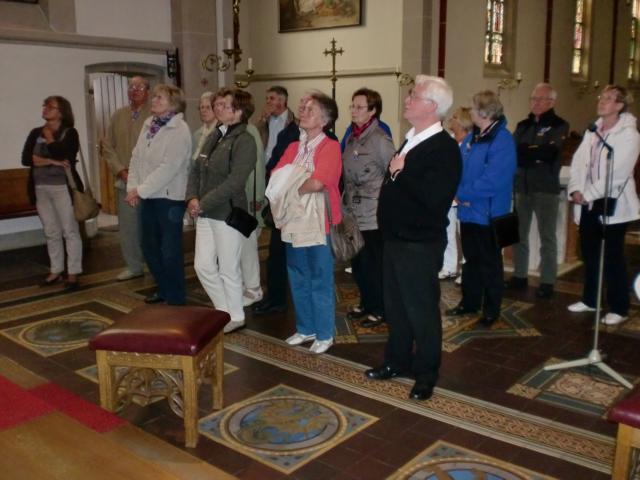 Pastor Hennesen erklärt die Kirche