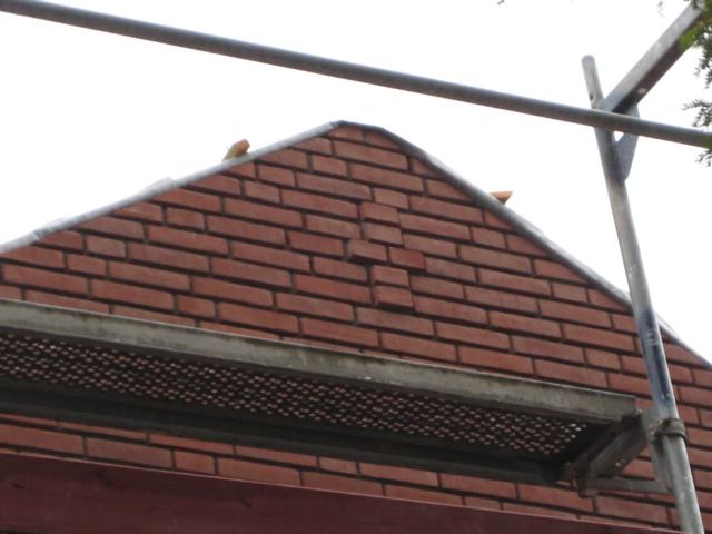 Ein Kreuz im Giebel des St. Antonius Kindergartens