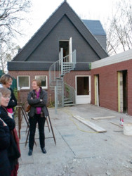 Kirchenvorsteherinnen lassen sich auf der Baustelle informieren