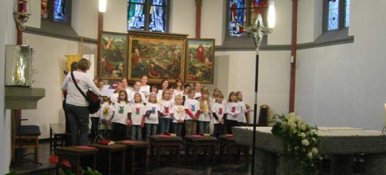 "Singende Schaephuysen Kirchenmäuse" unter der Leitung von Pastoralreferentin Heka singen in Issum