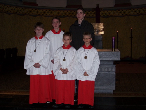 Die neuen Messdiener und ihre Ausbilder