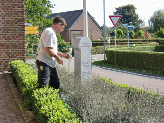 Steinmetz Rattmann setzt die Stele in Aengenesch