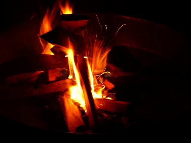 Feuer während der Liturgischen Nacht Feuer während der Liturgischen Nacht