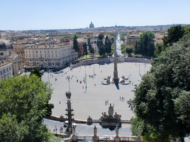 Blick vom Pincio-Hügel auf die Piazza del Populo und den Vatikan-Hügel