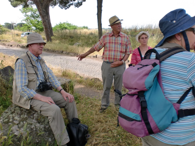 Rompilger bei einer Station an  der Via Appia