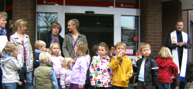 Kindergartenkinder bei der Stelensegnung