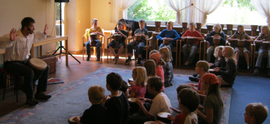 Sternsinger trommeln im FORUM Mutter Josepha Sternsinger trommeln im FORUM Mutter Josepha