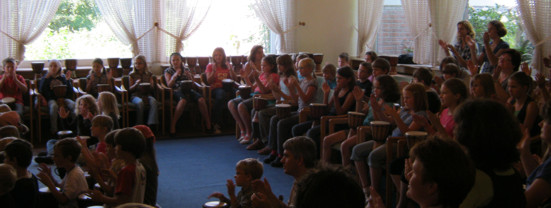 Sternsinger trommeln im FORUM Mutter Josepha Sternsinger trommeln im FORUM Mutter Josepha